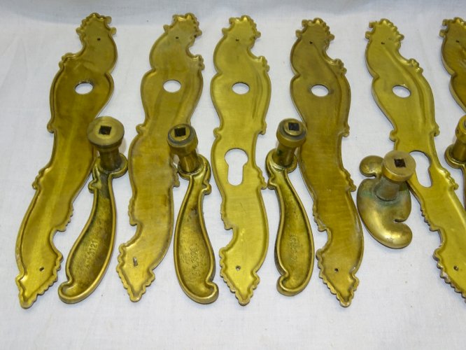 - LOT de 8 PLAQUES de PROPRETE ET 8 POIGNEES LAITON ANCIENNES JUS de GRENIER   D