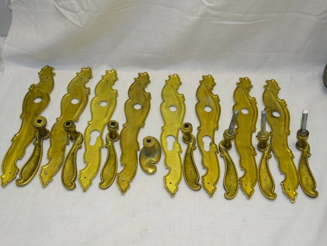 - LOT de 8 PLAQUES de PROPRETE ET 8 POIGNEES LAITON ANCIENNES JUS de GRENIER   D