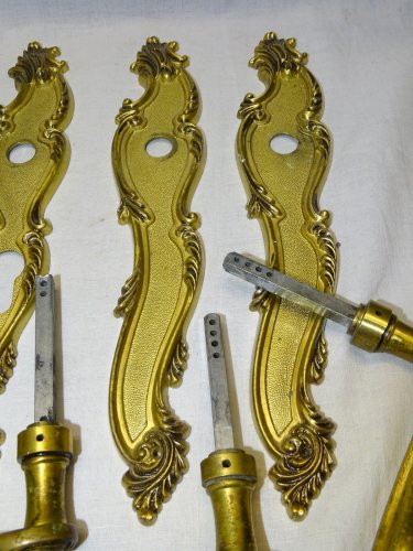 - LOT de 8 PLAQUES de PROPRETE ET 8 POIGNEES LAITON ANCIENNES JUS de GRENIER   D