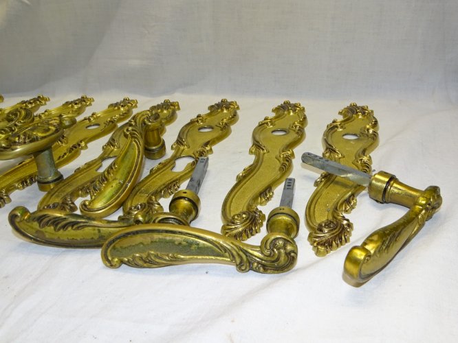- LOT de 8 PLAQUES de PROPRETE ET 8 POIGNEES LAITON ANCIENNES JUS de GRENIER   D
