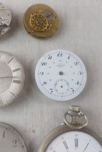 Lot de 9 anciens mouvements / mécanismes + cadrans de montres gousset
