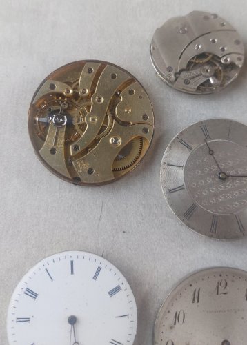 Lot de 9 anciens mouvements / mécanismes + cadrans de montres gousset