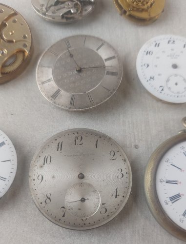 Lot de 9 anciens mouvements / mécanismes + cadrans de montres gousset