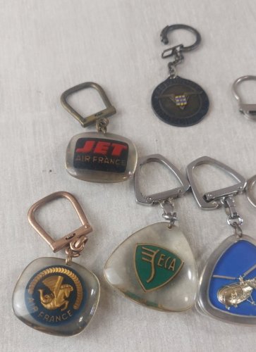 Lot de 9 anciens portes clés publicitaires, Bourbon, vintage