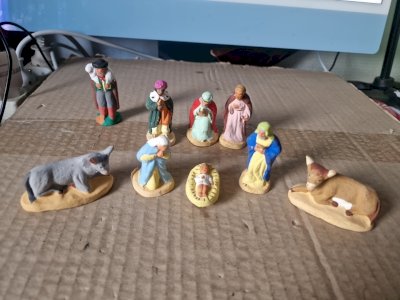 Set of 9 figurines, complete nativity scene CHAVE