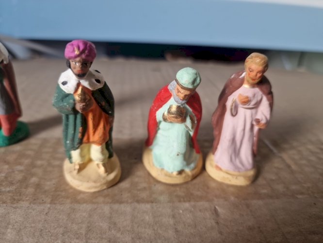 Lot De 9 santons , creche complete  CHAVE