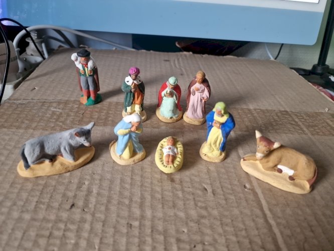 Lot De 9 santons , creche complete  CHAVE