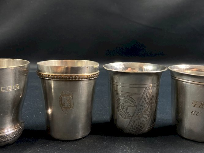 Lot de 9 timbales en métal argenté