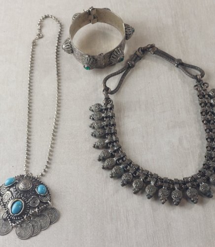 Lot de bijoux ethniques, en métal argenté