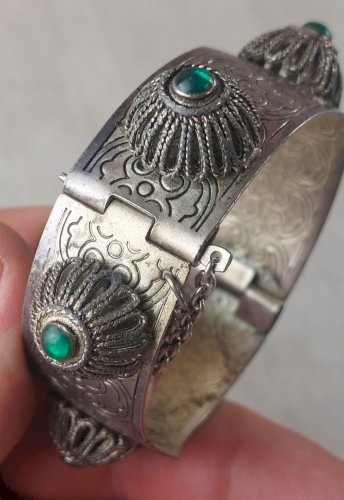 Lot de bijoux ethniques, en métal argenté