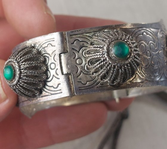 Lot de bijoux ethniques, en métal argenté