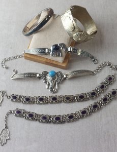 Lot de bijoux / fond de tiroir, bracelets ethniques, vintage ^