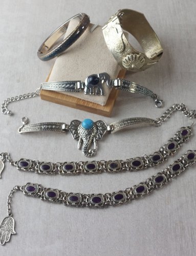 Lot de bijoux / fond de tiroir, bracelets ethniques, vintage ^