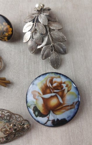 Lot de bijoux / fond de tiroir, broches, vintage