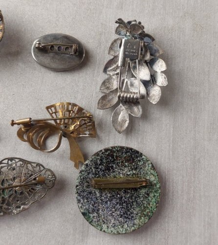 Lot de bijoux / fond de tiroir, broches, vintage
