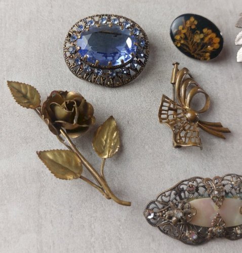 Lot de bijoux / fond de tiroir, broches, vintage