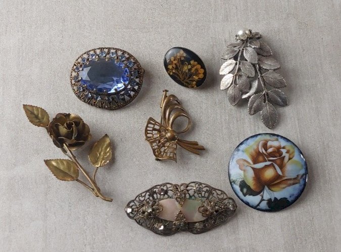 Lot de bijoux / fond de tiroir, broches, vintage