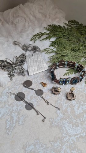 lot de bijoux récents - idées pour petit cadeau de Noël