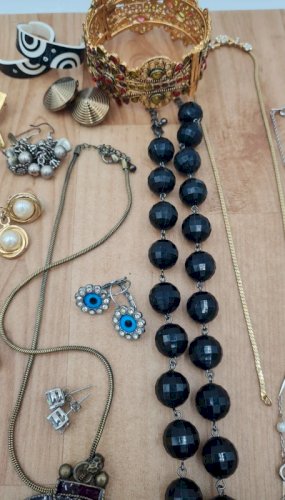 lot de bijoux vintage- clips - bracelets -colliers- Bagues- boucles doreilles