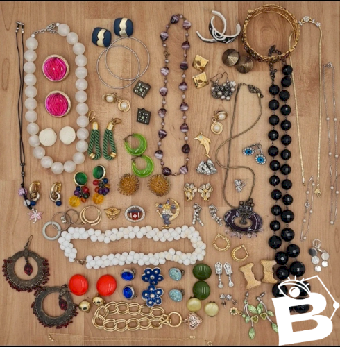 lot de bijoux vintage- clips - bracelets -colliers- Bagues- boucles doreilles