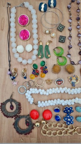 lot de bijoux vintage- clips - bracelets -colliers- Bagues- boucles doreilles