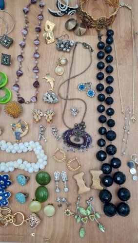 lot de bijoux vintage- clips - bracelets -colliers- Bagues- boucles doreilles