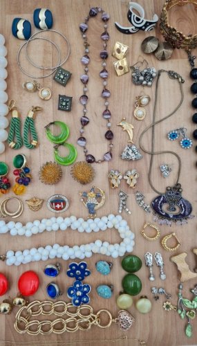 lot de bijoux vintage- clips - bracelets -colliers- Bagues- boucles doreilles