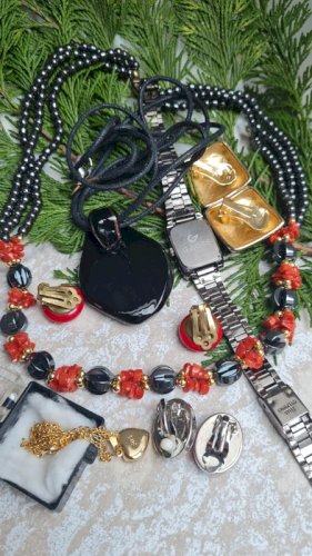 lot de bijoux vintage en verre et collier en corail et hématite pour petit cadeau