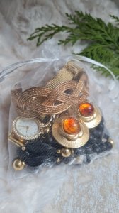 lot of vintage and recent chic jewelry - ideas for small Christmas gifts