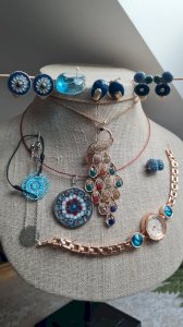 lot de bijoux vintage et récents pendentif de Murano pour petit cadeau de Noël