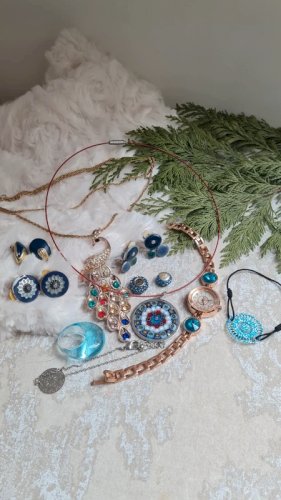 lot de bijoux vintage et récents pendentif de Murano pour petit cadeau de Noël