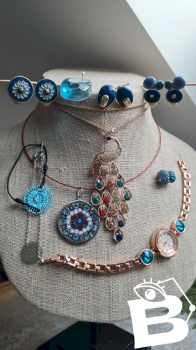 lot de bijoux vintage et récents pendentif de Murano pour petit cadeau de Noël