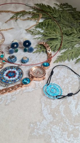 lot de bijoux vintage et récents pendentif de Murano pour petit cadeau de Noël