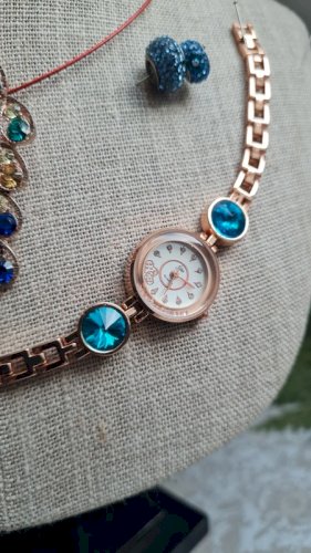 lot de bijoux vintage et récents pendentif de Murano pour petit cadeau de Noël