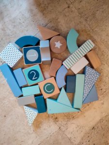 Lot de blocs en bois de forme et couleurs differentes en bon etat