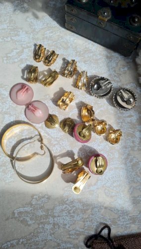 lot de Boucles doreilles et clips vintage