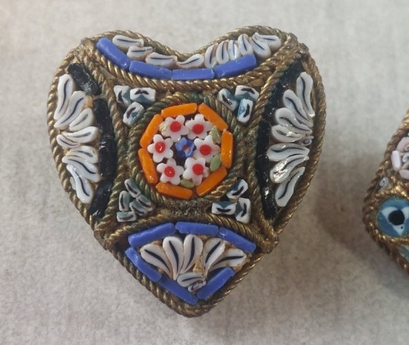 Lot de broches décor fleurs en micro mosaïques, Italie ^
