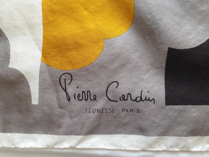 Lot de carrés de soie doccasion : Pierre Cardin jeunesse, Jean-Louis Scherrer, Torrente, Lanvin