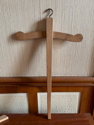 Lot de cintres en bois anciens