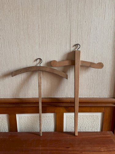 Lot de cintres en bois anciens