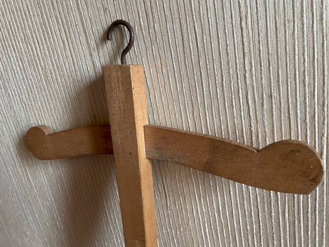 Lot de cintres en bois anciens