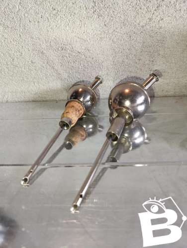 lot de deux anciens bouchons doseurs de bar en bon etat
