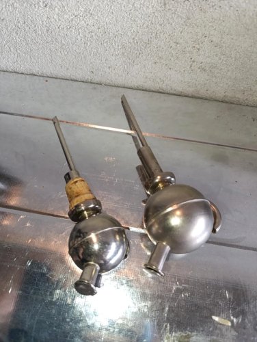 lot de deux anciens bouchons doseurs de bar en bon etat