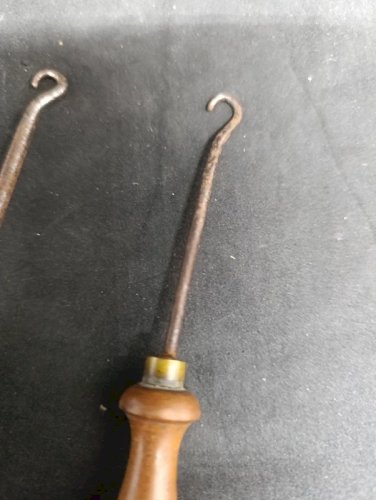 lot de deux anciens crochets tire lacets en bon etat