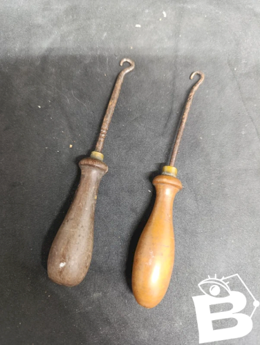 lot de deux anciens crochets tire lacets en bon etat