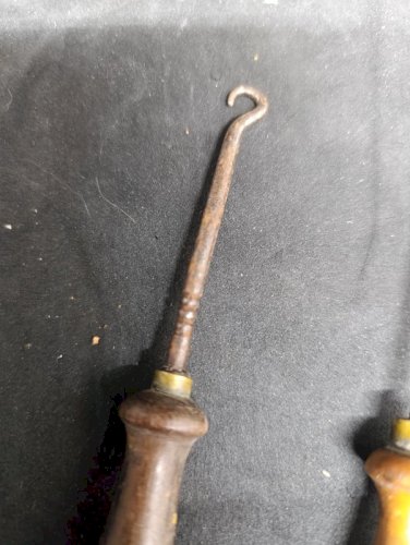 lot de deux anciens crochets tire lacets en bon etat