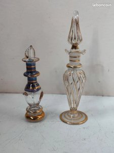 Set of two so-called Egyptian perfume bottles with a cap in good condition.