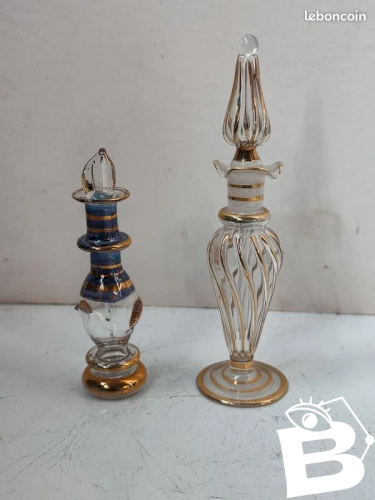 lot de deux flacons à parfum dit egyptien avec bouchon en bon etat