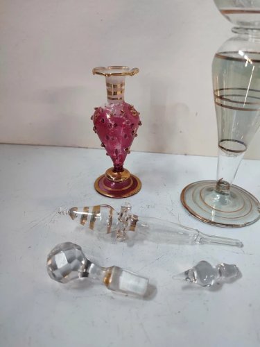 lot de deux flacons à parfum dit egyptien avec bouchon en bon etat