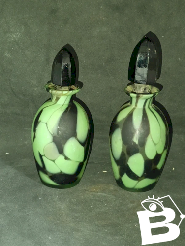 lot de deux flacons ancien en verre marmoreen en bon etat